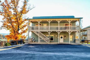 Southern Comfort Lodge-in Pigeon Forge, sleeps 18-7BR 6BA luxury cabin, w FREE attraction ticket!